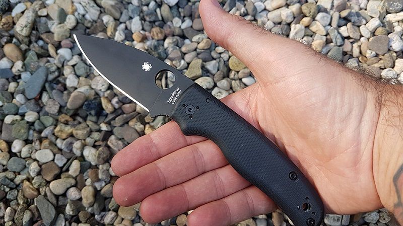 A fully accessible Trademark Round Hole proudly announces its Spyderco lineage and ensures swift, reliable, one-handed opening with either hand. The stonewash-finished blade is housed in an exceptionally refined, ergonomic handle built with nested skeletonised stainless steel liners and contoured matte-finished G-10 scales. 