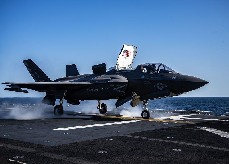An F-35B LIGHTNING II fighter jet, attached to the “Avengers” of Marine Fighter Attack Squadron (VMFA) 211, launches from the flight deck of the WASP-class amphibious assault ship USS ESSEX (LHD 2) during a scheduled deployment with the Essex Amphibious Ready Group (ARG) and 13th Marine Expeditionary Unit (MEU). (Photo: US Navy/Mass Communication Specialist 3rd Class Jenna Dobson) 