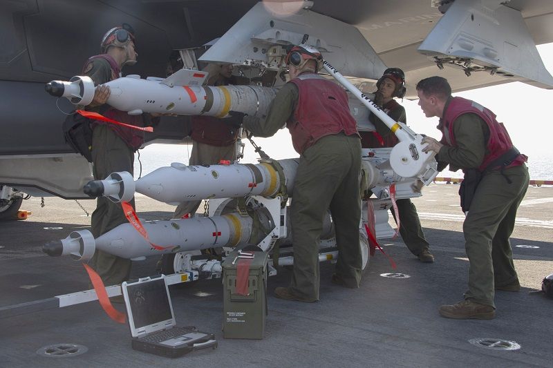 Marines assigned to the “Avengers” of Marine Fighter Attack Squadron (VMFA) 211 load a guided bomb unit (GBU) 49 onto an F-35B LIGHTNING II on the flight deck of the WASP-class amphibious assault ship USS ESSEX (LHD 2). The John C. Stennis Carrier Strike Group and the Essex Amphibious Ready Group are conducting integrated operations in the Arabian Sea to ensure stability and security in the Central Region, connecting the Mediterranean and the Pacific through the western Indian Ocean and three strategic choke points. (Photo: US Navy/Mass Communication Specialist 2nd Class Chandler Harrell)