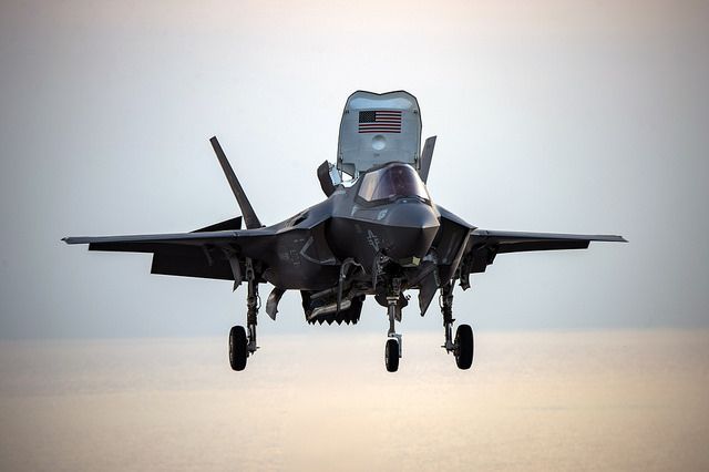 An F-35B LIGHTNING II attached to the “Avengers” of Marine Fighter Attack Squadron (VMFA) 211 lands on the flight deck of WASP-class amphibious assault ship USS Essex (LHD 2) during a scheduled deployment of the Essex Amphibious Ready Group (ARG) and 13th Marine Expeditionary Unit (MEU). (Photo: US Navy/Mass Communication Specialist 2nd Class Adam Brock)