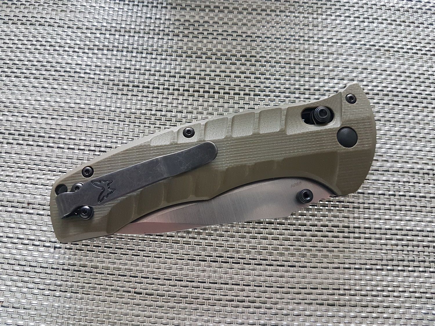 The Benchmade 980 TURRET tactical folding knife is a very large 100% ambidextrous Axis lock folder with a 9.40cm (3.7in) drop point blade of CPM-S30V steel, 3.150mm (0.124in) thick.