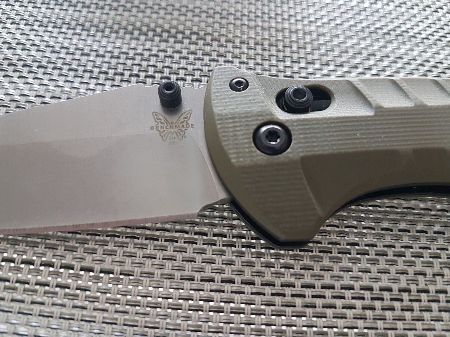 The Benchmade 980 TURRET tactical folding knife is a very large 100% ambidextrous Axis lock folder with a 9.40cm (3.7in) drop point blade of CPM-S30V steel, 3.150mm (0.124in) thick.