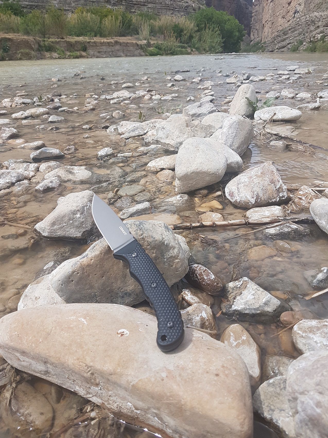 The Coast F402 fixed blade is fast becoming one of my favourite knives, as it is exactly the right size at 22.90cm (9in) weighing merely 207g (7.3 ounces).