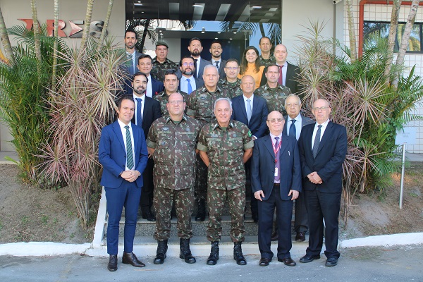 Jefe de Estado Mayor del Ejército de Brasil visita empresa estratégica ARES